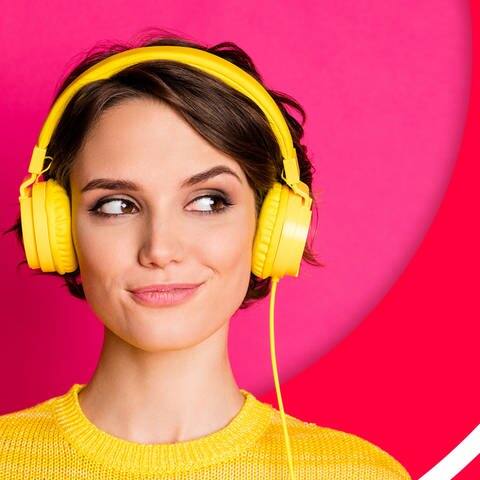 Frau hört Audioreihen und Podcast auf dem Kopfhörer (Foto: Adobe Stock/deagreez)