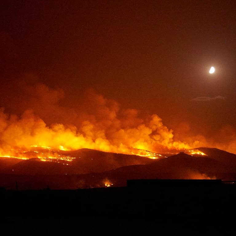 In der Region Velestino um die Stadt Volos in Magnesia brennen Wälder.