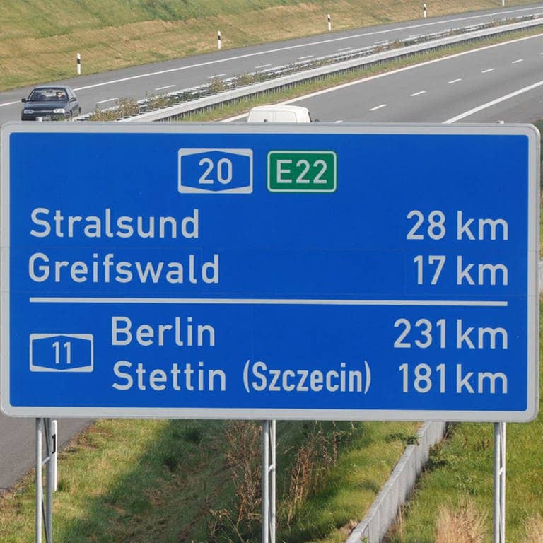 Autobahn mit Hinweisschild Entfernung nach Berlin