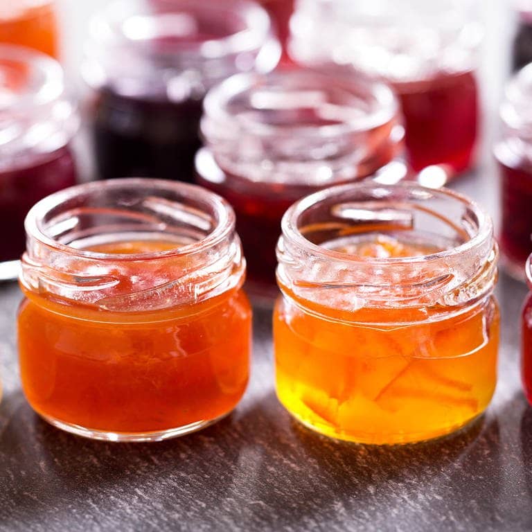 Verschiedene Fruchtaufstriche: Konfitüre und Marmelade
