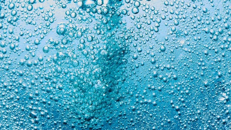 Mineralwasser mit mit Blasen aus Kohlensäure (Foto: Adobe Stock, amixstudio)