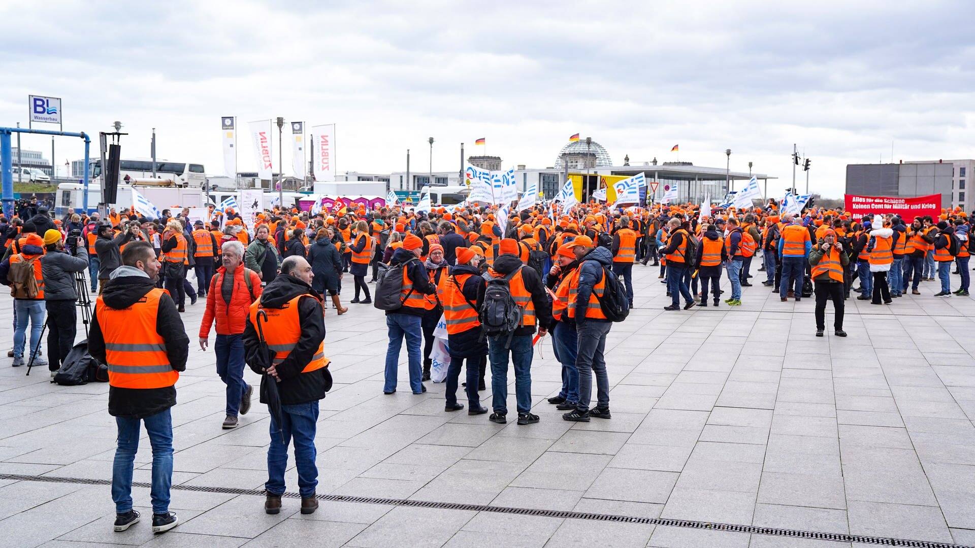 Streikende der EVG am Berliner Hauptbahnhof (Foto: dpa Bildfunk, picture alliance / Fotostand | Fotostand / Reuhl)