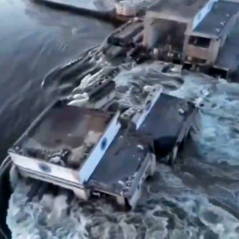 Dieses vom ukrainischen Präsidialamt über AP veröffentlichte Videostandbild zeigt Wasser, das durch einen Durchbruch im Kachowka-Staudamm fließt. (Foto: dpa Bildfunk, picture alliance/dpa/Ukrainian Presidential Office | Uncredited)