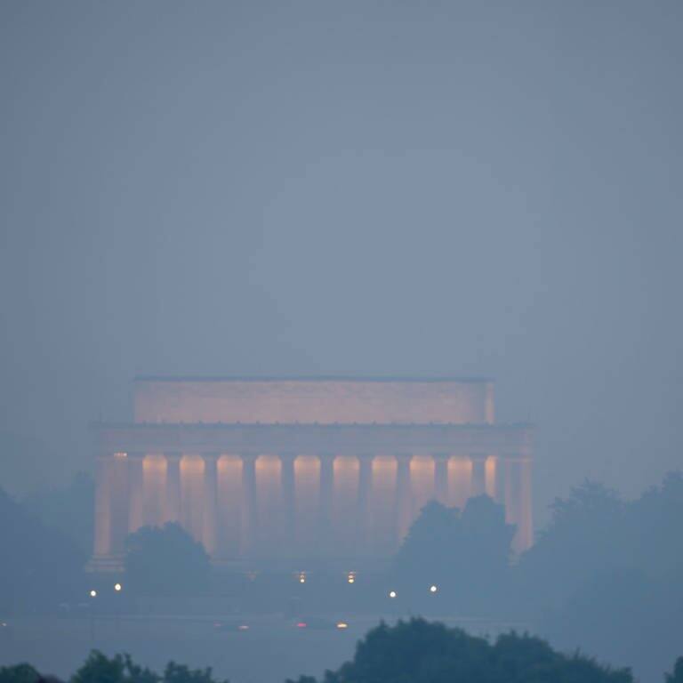 Der Blick auf das Lincoln Memorial ist von Rauch betrübt.  (Foto: dpa Bildfunk, picture alliance/dpa/AP | Alex Brandon)