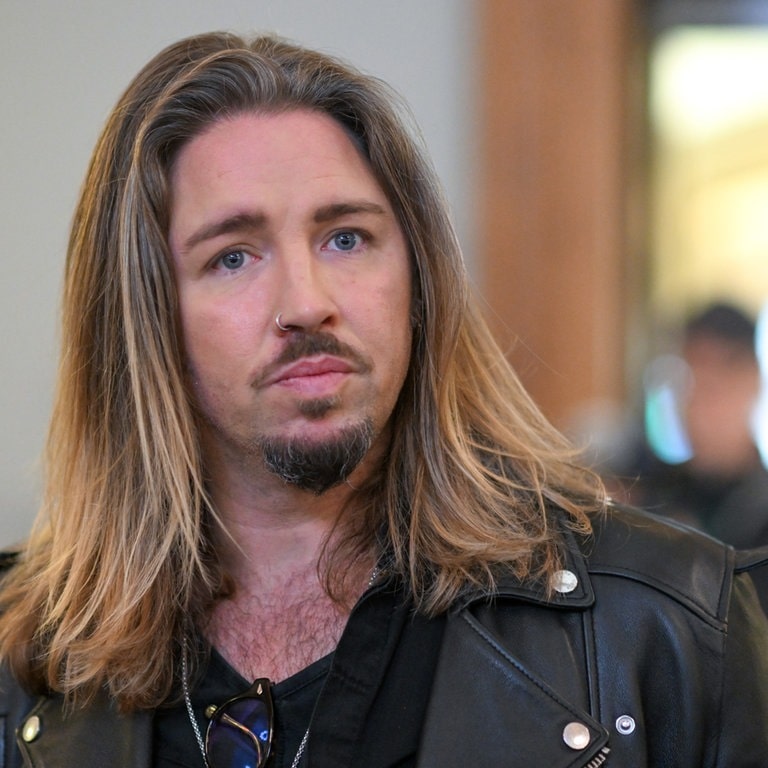 Gil Ofarim sitzt im Gerichtssaal (Foto: dpa Bildfunk, picture alliance/dpa | Hendrik Schmidt)