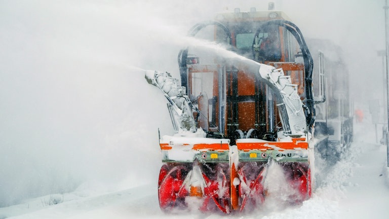 Eine Schneefräse räumt Schnee im Harz (Foto: dpa Bildfunk, picture alliance/dpa/TNN | Stefan Sobotta)