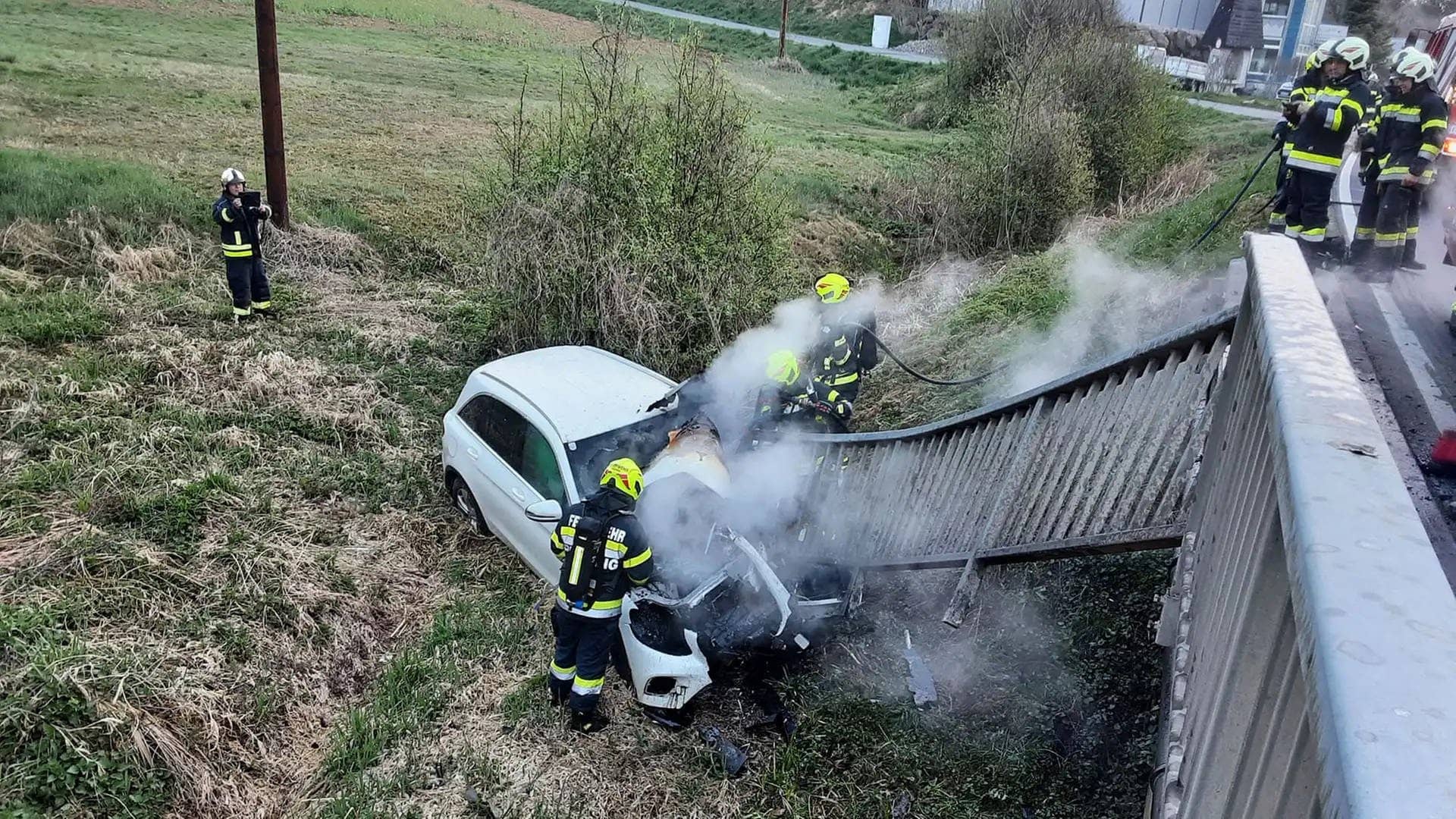 Feuerwehrleute der Freiwilligen Feuerwehr Preding löschen den Brand eines verunfallten Pkw nach dem schweren Autounfall in Hengsberg (Bezirk Leibnitz) in der Steiermark.