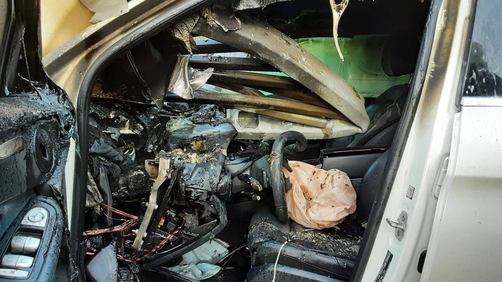 Feuerwehrleute löschen ein Auto nach einem Unfall in Österreich.
