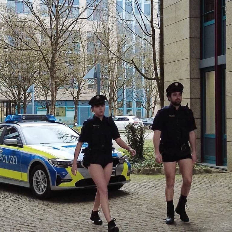 Das Standbild aus einem Youtube-Video der Polizeigewerkschaft (DPolG) zeigt Polizisten ohne Hosen und soll den Mangel an Dienstkleidung bei der bayerischen Polizei anklagen. (Foto: dpa Bildfunk, picture alliance/dpa/DPolG Bayern | -)