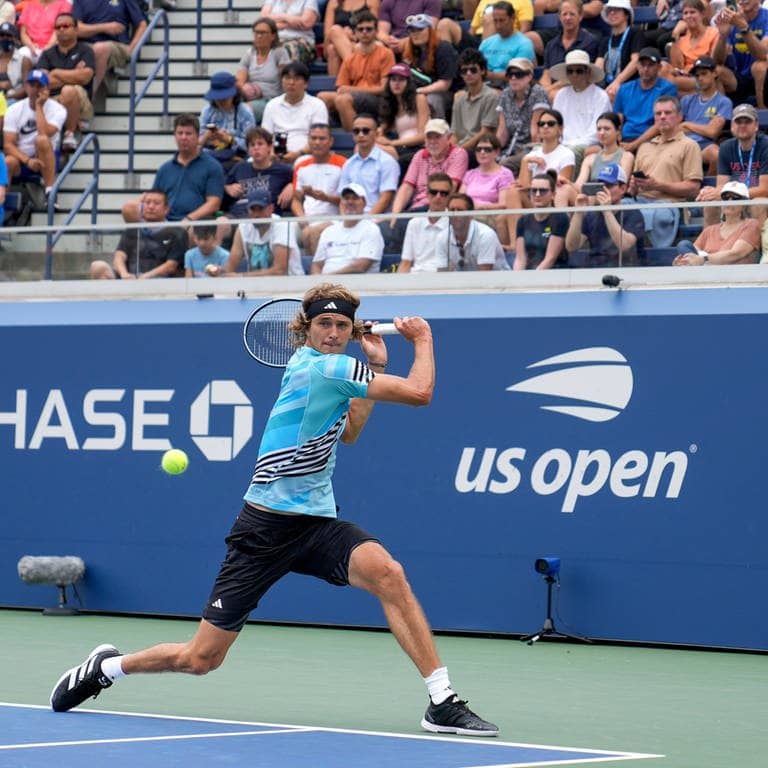 Tennisprofi Alexander Zverev bei einem Match der US-Open in New York. Viele Tennisspieler- und spielerinnen beschweren sich, dass es auf dem Court immer wieder nach Marihuana rieche. 