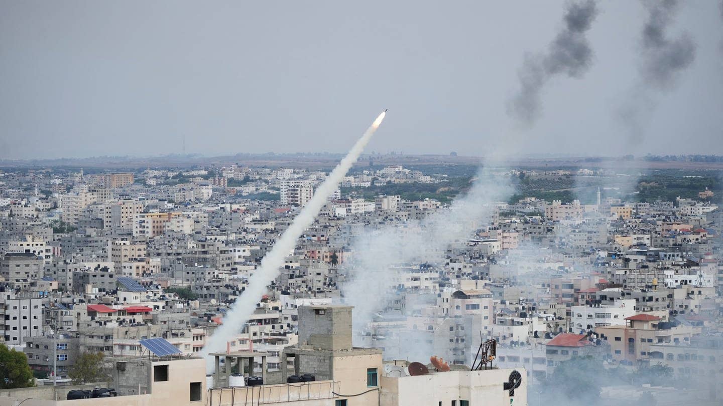 Raketen der Hamas werden aus dem Gazastreifen auf Israel abgefeuert (Foto: dpa Bildfunk, picture alliance/dpa/AP | Hatem Moussa)