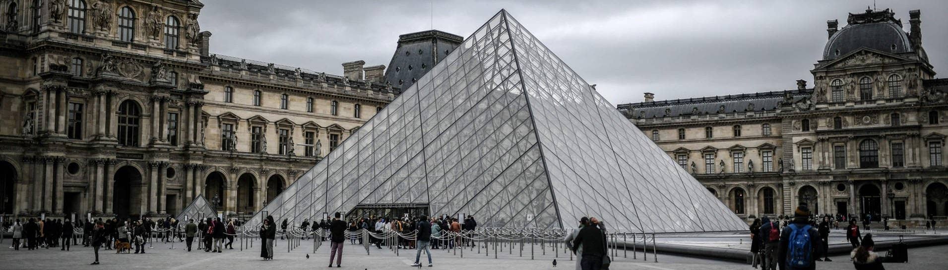 Touristen besuchen die Glaspyramide im Innenhof des Louvre. - Das Museum wurde wegen einer Bombendrohung gesperrt. (Foto: dpa Bildfunk, picture alliance/dpa/AFP | Stephane De Sakutin)