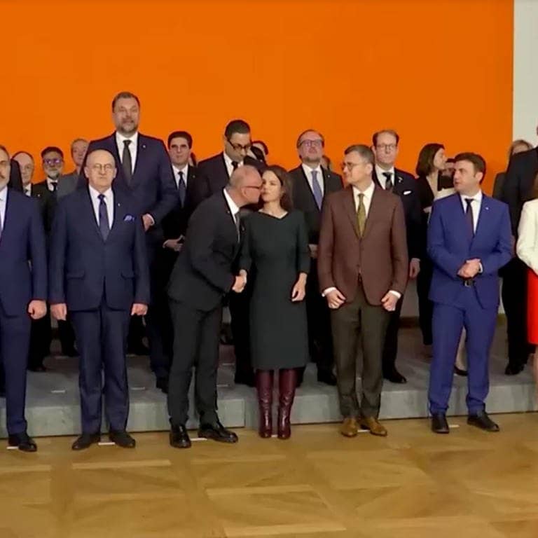 Kroatiens Außenminister Gordan Grlic-Radman versucht beim Gruppenfoto Annalena Baerbock einen Kuss zu geben. 