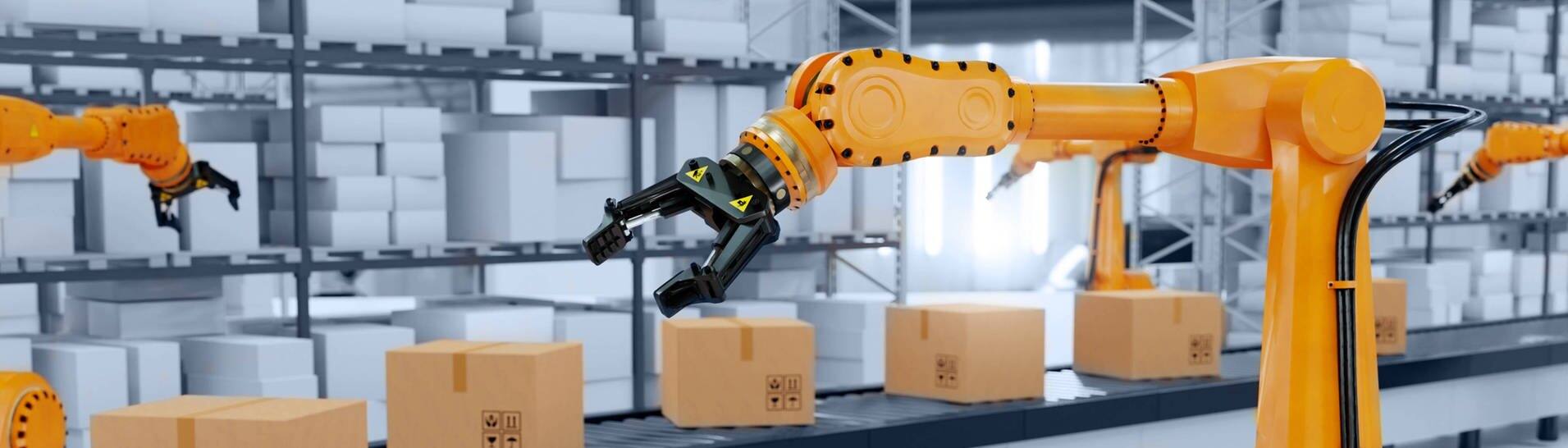 Symbolbild eines Industrieroboters mit Paketen auf einem Fließband