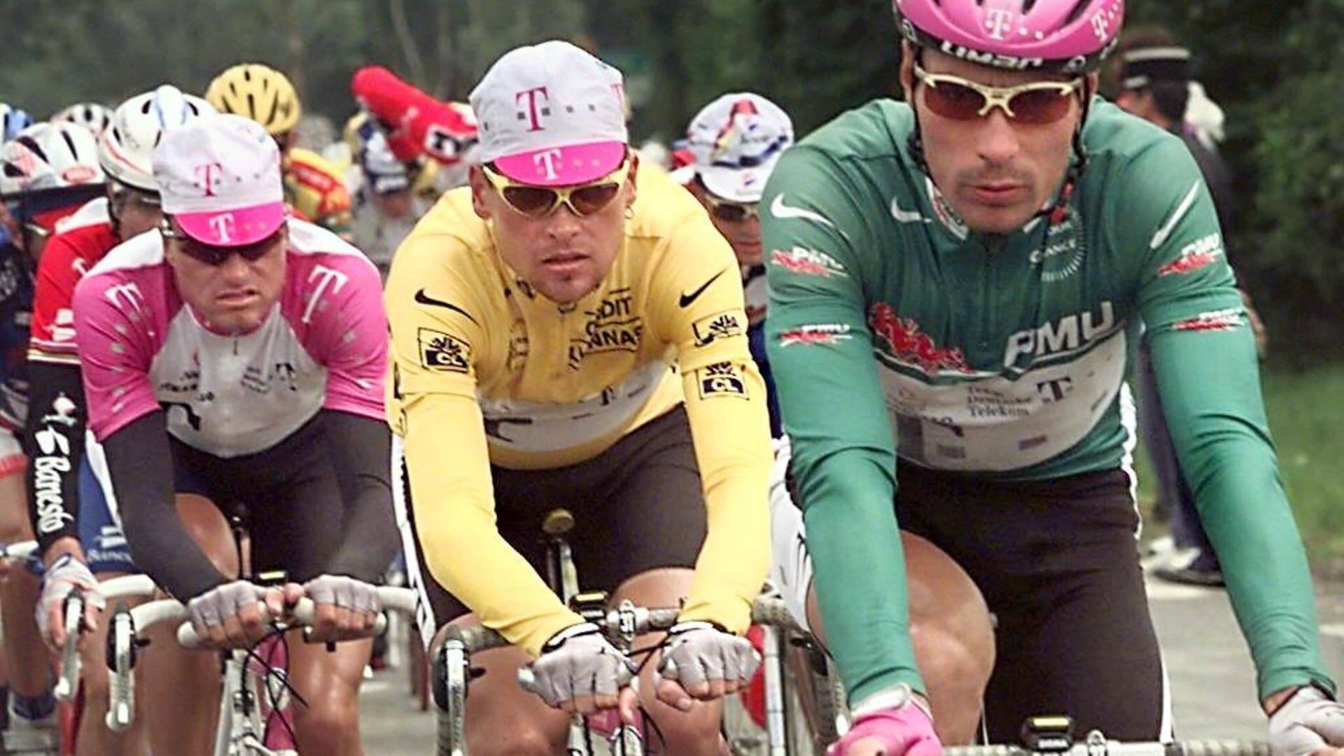 Jan Ullrich im gelben Trikot der Tour de France. Vor ijm Erik Zabel im grünen Trikot.