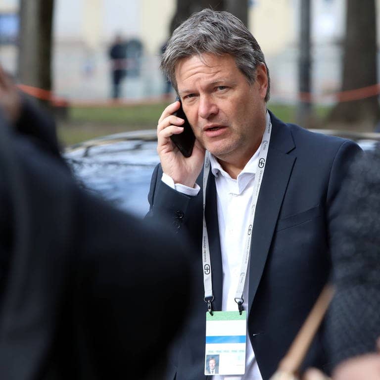 Bundeswirtschaftsminister Robert Habeck (Grüne) telefoniert am Handy