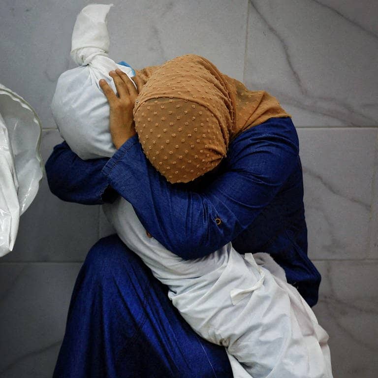 Eine junge Palästinenserin umart ihre tote Nichte im Nasser-Krankenhaus in Chan Junis. Es ist das World Press Photo 2024. (Foto: dpa Bildfunk, picture alliance/dpa/Reuters | Mohammed Salem)