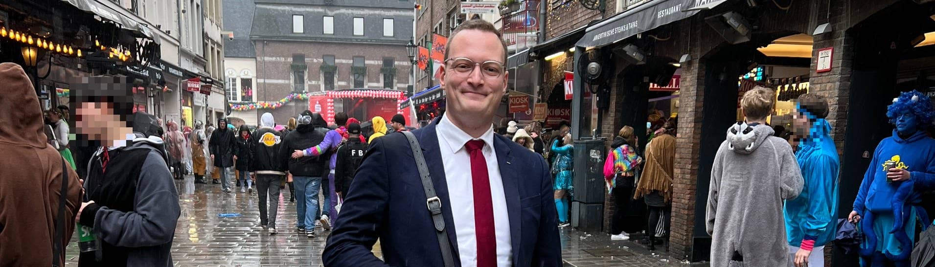 Mirco Budde als Doppelgänger von Politiker Jens Spahn beim Düsseldorfer Karneval