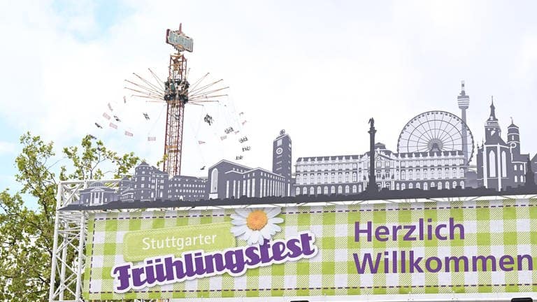 "Herzlich willkommen" steht auf einem Schild am Eingang zum Gelände des Stuttgarter Frühlingsfestes. (Foto: dpa Bildfunk, picture alliance/dpa | Bernd Weißbrod)