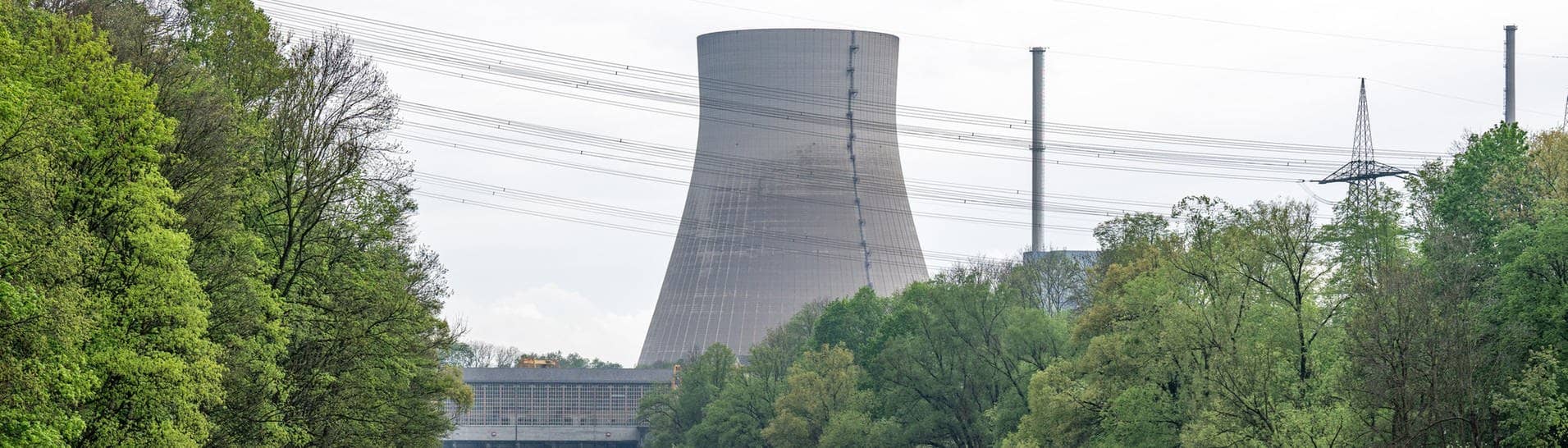 Der Kühlturm des stillgelegten Kernkraftwerks Isar 2.