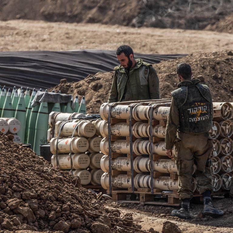 Israelische Artilleriesoldaten stehen in der Nähe der Grenze zum Gazastreifen während der anhaltenden israelischen Bombardierung des Gazastreifens. (Foto: dpa Bildfunk, picture alliance/dpa | Ilia Yefimovich)