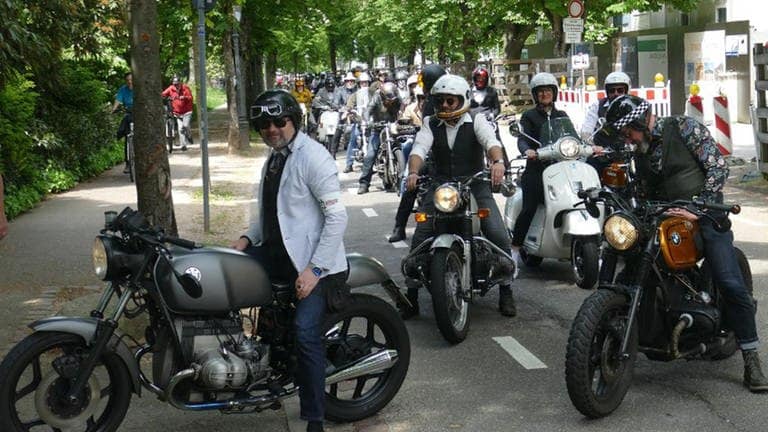 Männer auf Motorrädern nehmen am „Distinguished Gentleman's Ride“ für die Aufmerksamkeit von Männergesundheit teil.
