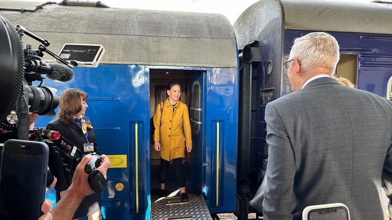 Bundesaußenministerin Annalena Baerbock (Grüne) steigt aus einem Zug in Kiew (Ukraine)