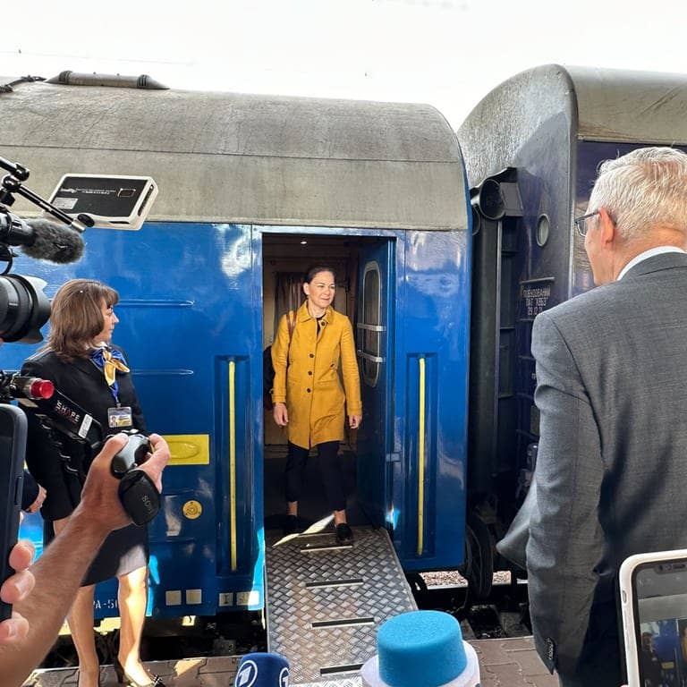 Bundesaußenministerin Annalena Baerbock (Grüne) steigt aus einem Zug in Kiew (Ukraine)