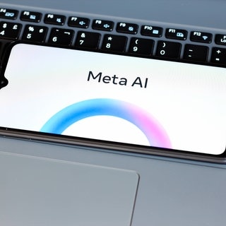 Ein Handydisplay zeigt Meta AI an, eine Funktion, die nun bei Whatsapp, Instagram und Facebook aktiv ist.