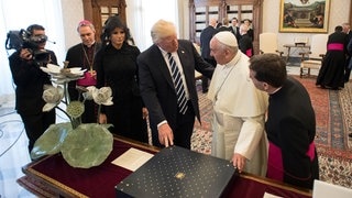 US-Präsident Donald Trump (3.v.r) und seine Frau Melania tauschen 2017 im Vatikan während einer Privat-Audienz Geschenke mit Papst Franziskus (2.v.r) aus. (Foto: dpa Bildfunk, picture alliance / L'Osservatore Romano/AP/dpa | -) US-Präsident Donald Trump (3.v.r) und seine Frau Melania tauschen 2017 im Vatikan während einer Privat-Audienz Geschenke mit Papst Franziskus (2.v.r) aus.
