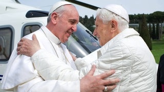 Papst Franziskus (l.) und sein Vorgänger Benedikt XVI. umarmen sich (Foto: IMAGO, IMAGO/ABACAPRESS) Papst Franziskus (l.) und sein Vorgänger Benedikt XVI. umarmen sich