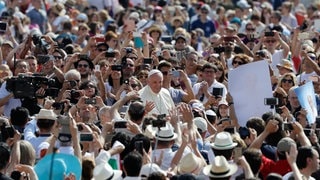 Papst Franziskus in einer Menschenmenge 2017; viele Kameras sind auf ihn gerichtet. (Foto: dpa Bildfunk, picture alliance / Gregorio Borgia/AP/dpa | Gregorio Borgia) Papst Franziskus in einer Menschenmenge 2017; viele Kameras sind auf ihn gerichtet.
