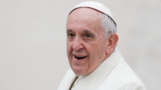 Papst Franziskus lächelt während einer Generalaudienz auf dem Petersplatz. (Foto: dpa Bildfunk, picture alliance / Andrew Medichini/AP/dpa | Andrew Medichini) Papst Franziskus lächelt während einer Generalaudienz auf dem Petersplatz.