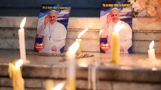 Kerzen brennen vor Fotos des verstorbenen Franziskus in Buenos Aires.