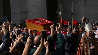 In einer Prozession wird Franziskus in den Petersdom gebracht. (Foto: Reuters) In einer Prozession wird Franziskus in den Petersdom gebracht.