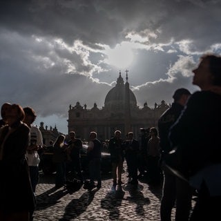 Petersdom in Rom: Viele Menschen nehmen Abschied vom verstorbenen Papst Franziskus.