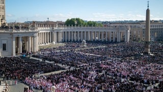 Trauerfeier und Beerdigung von Papst Franziskus in Rom. Tausende Menschen sind dafür auf den Petersplatz gekommen. (Foto: IMAGO, IMAGO / ZUMA Press) Trauerfeier und Beerdigung von Papst Franziskus in Rom. Tausende Menschen sind dafür auf den Petersplatz gekommen.