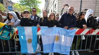Beerdigung von Papst Franziskus: Aus Argentinien, dem Heimatland des Papstes, sind Menschen zur Trauerfeier nach Rom gekommen. (Foto: dpa Bildfunk, picture alliance/dpa | Christoph Reichwein) Beerdigung von Papst Franziskus: Aus Argentinien, dem Heimatland des Papstes, sind Menschen zur Trauerfeier nach Rom gekommen.