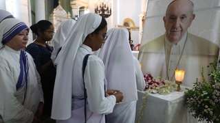 Nonnen in Kalkutta nehmen Abschied vor einem Foto von Papst Franziskus. (Foto: IMAGO, IMAGO / NurPhoto) Nonnen in Kalkutta nehmen Abschied vor einem Foto von Papst Franziskus.