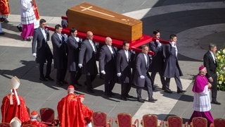 Beerdigung und Trauerfeier von Papst Franziskus in Rom: Der Sarg mit dem Papst wird auf den Petersplatz getragen. (Foto: IMAGO, IMAGO / ABACAPRESS) Beerdigung und Trauerfeier von Papst Franziskus in Rom: Der Sarg mit dem Papst wird auf den Petersplatz getragen.