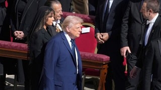 Beerdigung und Trauerfeier von Papst Franziskus in Rom – auch US-Präsident Donald Trump und seine Frau Melania sind unter den Gästen. (Foto: dpa Bildfunk, picture alliance/dpa/AP | Evan Vucci) Beerdigung und Trauerfeier von Papst Franziskus in Rom – auch US-Präsident Donald Trump und seine Frau Melania sind unter den Gästen.