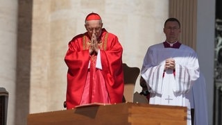 Der Dekan des Kardinalskollegiums Giovanni Battista Re betet vor dem Sarg während der Beerdigung von Papst Franziskus auf dem Petersplatz im Vatikan. (Foto: dpa Bildfunk, picture alliance/dpa/AP | Gregorio Borgia) Der Dekan des Kardinalskollegiums Giovanni Battista Re betet vor dem Sarg während der Beerdigung von Papst Franziskus auf dem Petersplatz im Vatikan.