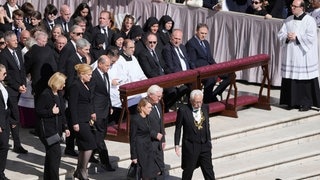 Zur Trauerfeier für den verstorbenen Papst Franziskus sind auch Bundespräsident Frank-Walter Steinmeier und Kanzler Olaf Scholz gekommen. (Foto: dpa Bildfunk, picture alliance/dpa/AP | Gregorio Borgia) Zur Trauerfeier für den verstorbenen Papst Franziskus sind auch Bundespräsident Frank-Walter Steinmeier und Kanzler Olaf Scholz gekommen.