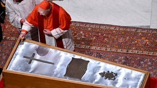 Trauerfeier und Beerdigung in Rom. Der Sarg von Papst Franziskus wurde am Freitagabend verschlossen. (Foto: IMAGO, IMAGO / ZUMA Press) Trauerfeier und Beerdigung in Rom. Der Sarg von Papst Franziskus wurde am Freitagabend verschlossen.