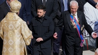 Zur Trauerfeier für den verstorbenen Papst Franziskus ist auch der ukrainische Präsident Wolodymyr Selenskyj nach Rom gekommen. (Foto: dpa Bildfunk, picture alliance/dpa/AP | Gregorio Borgia) Zur Trauerfeier für den verstorbenen Papst Franziskus ist auch der ukrainische Präsident Wolodymyr Selenskyj nach Rom gekommen.