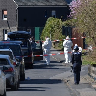 Polizei und Spurensicherung arbeiten in Weitefeld im Westerwald, wo drei Menschen in Weitefeld tot aufgefunden worden.