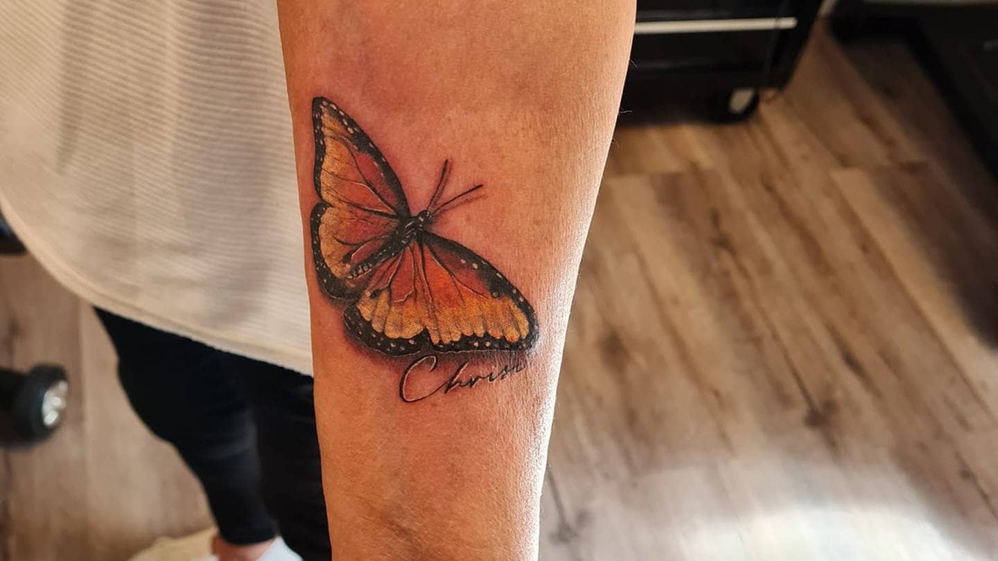 Schmetterlingstattoo auf Unterarm