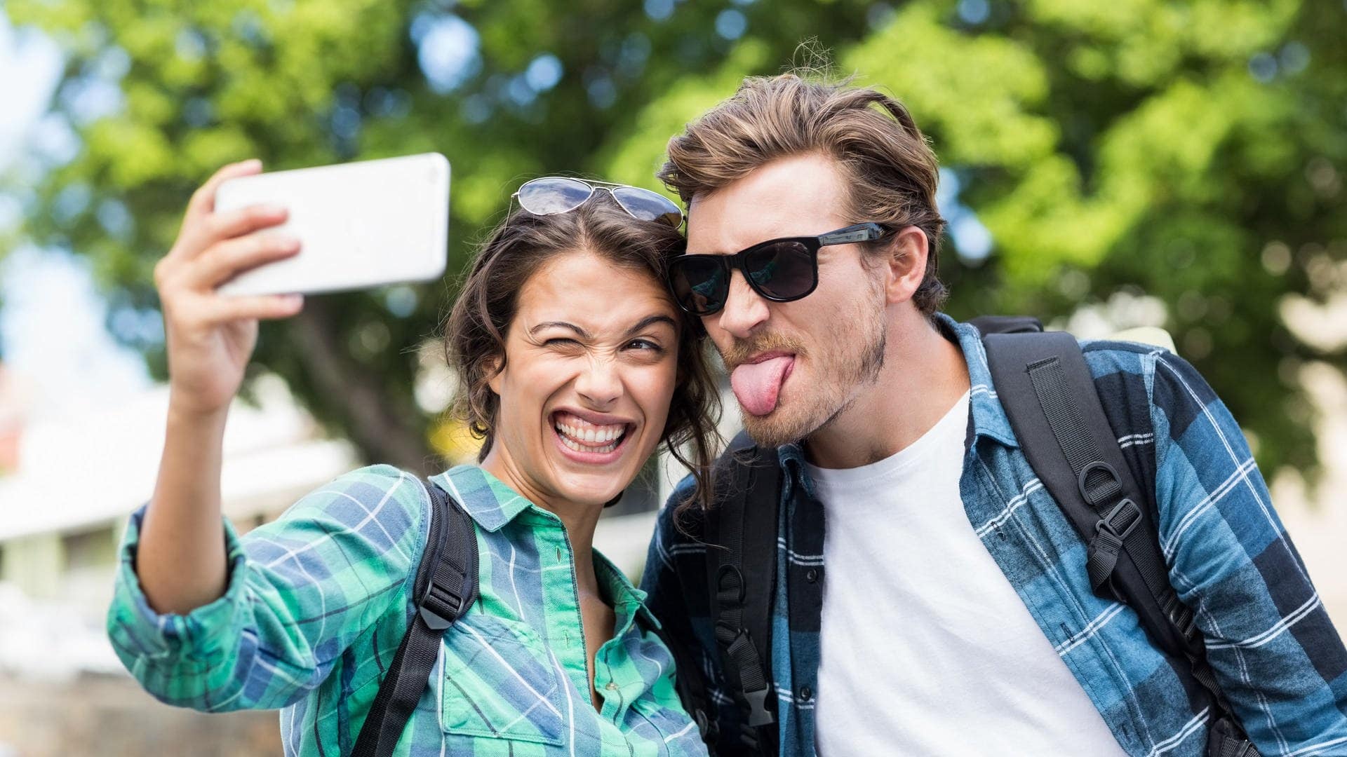 Ein Pärchen macht ein freches Selfie von sich (Foto: IMAGO, Wavebreak Media Ltd.)