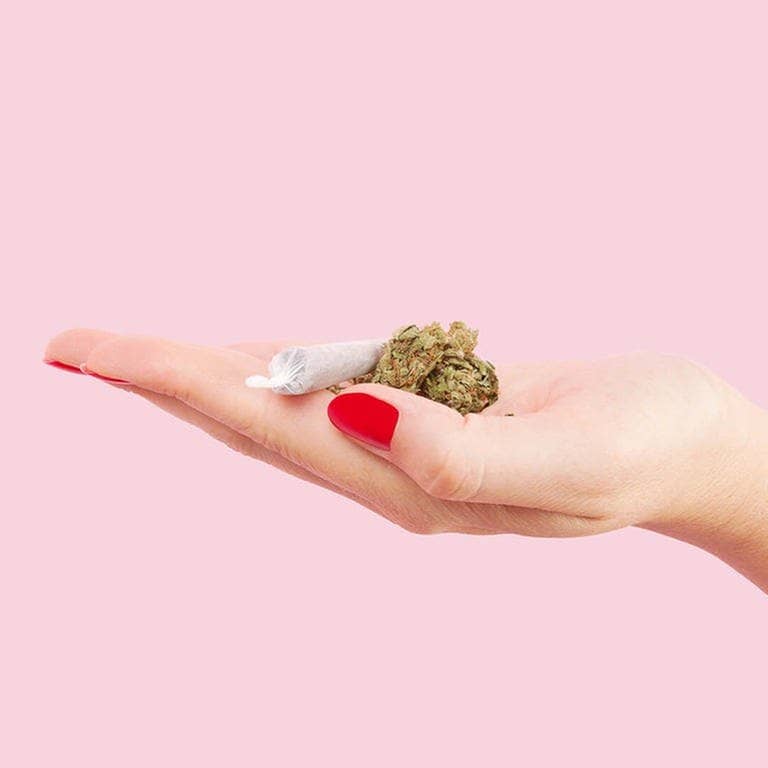 Cannabis und ein Joint auf einer weiblichen Hand. Welche Folgen hat Rauchen, Cannabis- & Alkoholkonsum bei Jugendlichen?