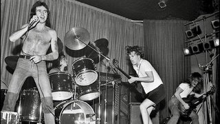 ACDC bei ihrer ersten UK Tour in den 70er Jahren (Foto: Hannibal Verlag) ACDC bei ihrer ersten UK Tour in den 70er Jahren